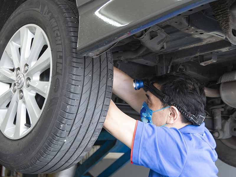 振輝汽車吳老闆正檢查煞車