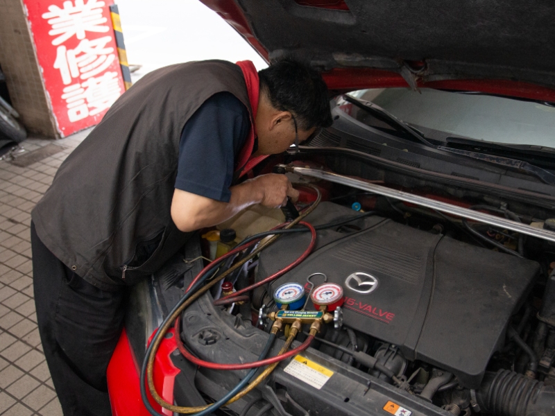 欣展汽車老闆查修冷氣