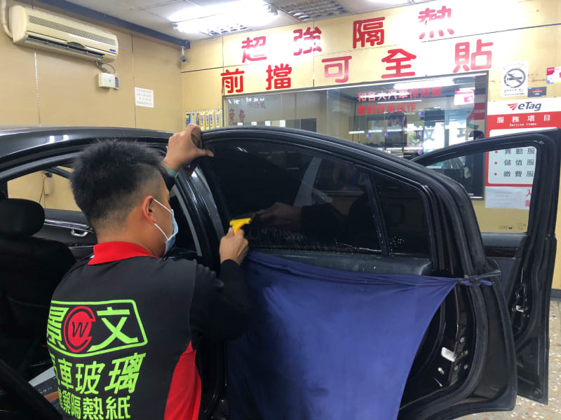 景文汽車玻璃中壢店施工過程