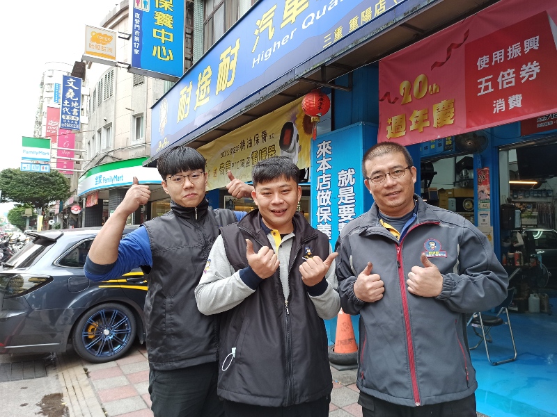 親切的服務團隊左起為阿昇師傅 柏瑋店長 吳稿東副店