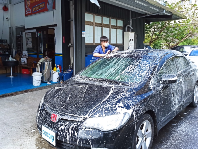 提供泡沫洗車服務