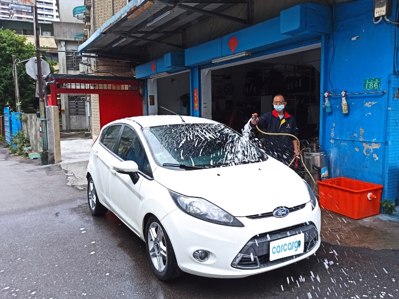 定保維修後提供泡沫洗車服務