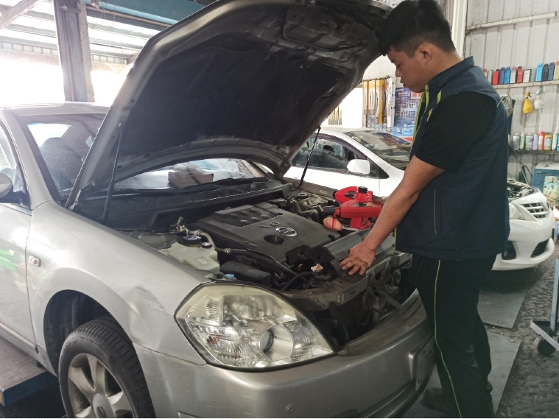 日產Cefiro保養中