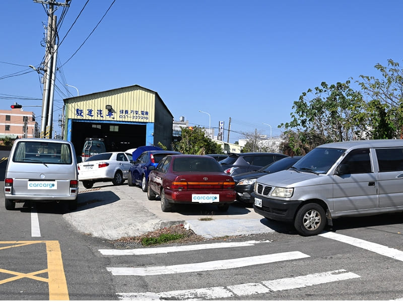 不只廠內有車輛正在維修，保養廠外也停滿了正在排隊的待修車輛，生意非常好。