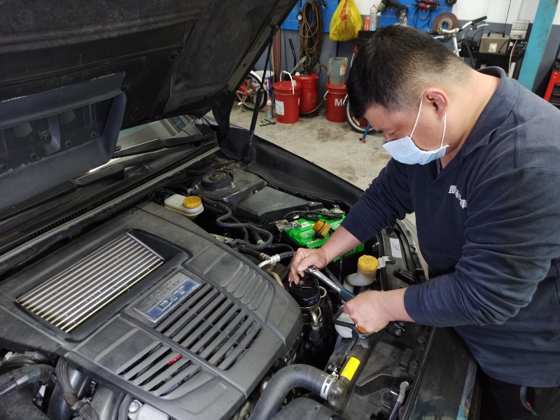 蔡老闆正在為SUBARU LEVORG 進行保養作業_拆機油芯