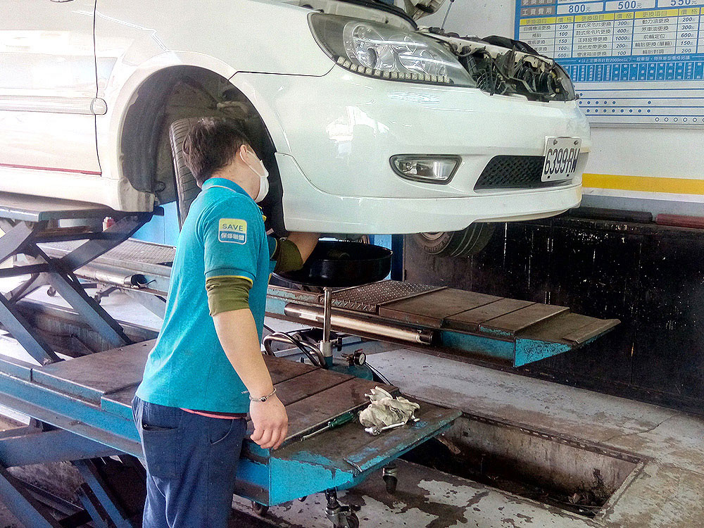 師傅正專心替客人愛車檢測