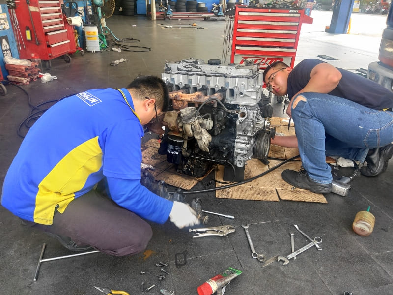 雲林西螺福修輪胎行技師正在拆卸引擎