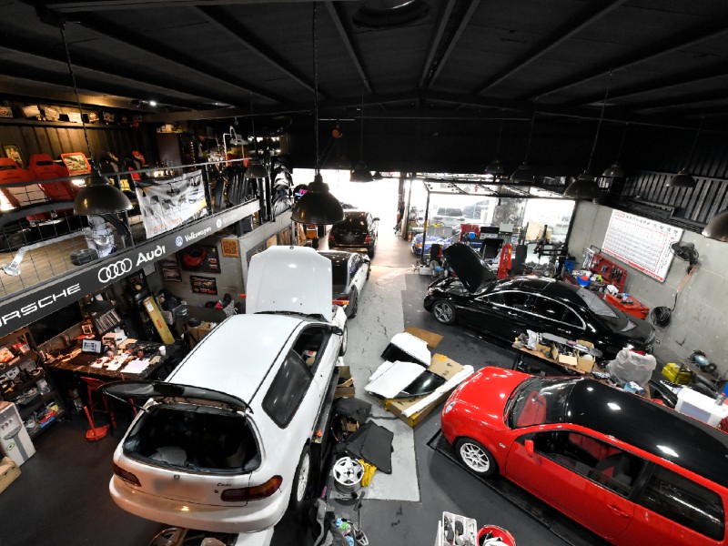依馳汽車廠房內