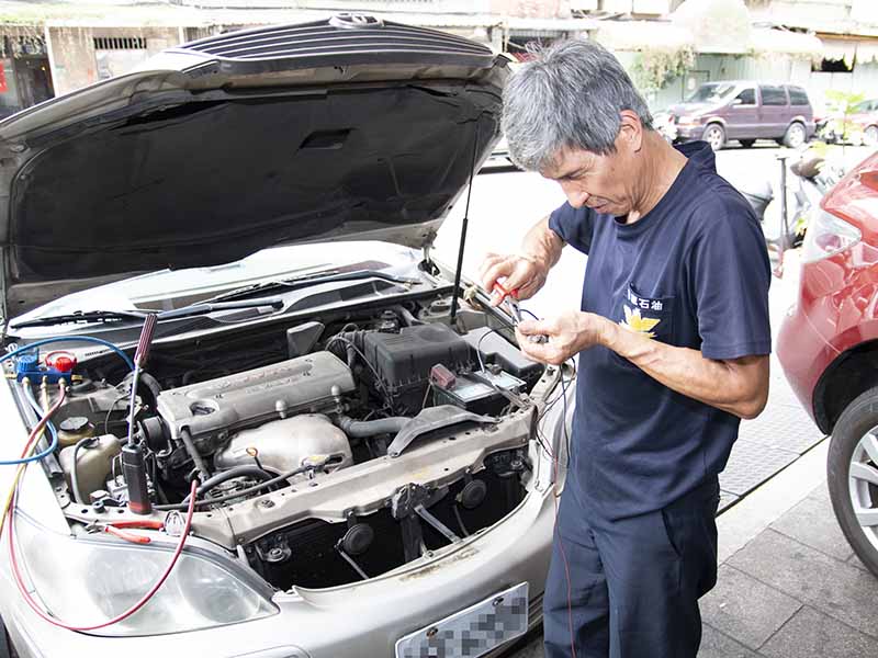 張老闆維修電機作業